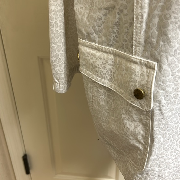 Zenergy by Chico’s Size 3 White and Silver Gray jacket with pockets - Picture 8 of 13